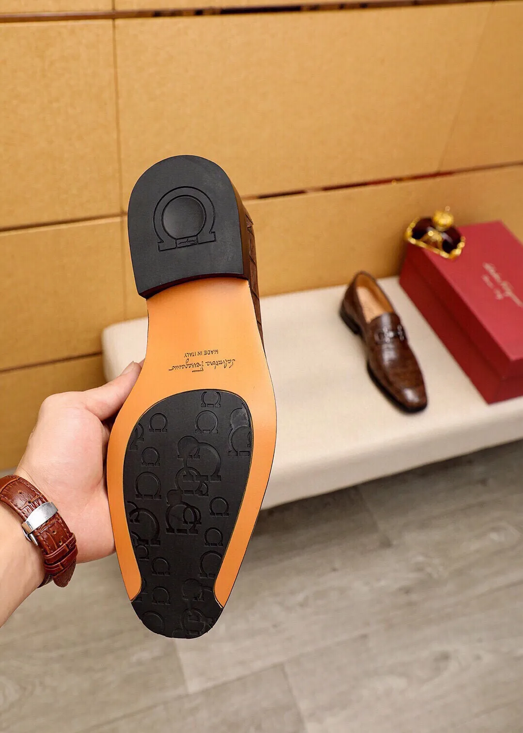 Men's shoes 💰460 💐 Product trademark: Ferragamo "Ferragamo" casual leather shoes Regular size: 38-44 (custom-made at 45.46.47🉑️) Product materials: Selected imported first-layer calfskin embossed upper + original hardware buckle, imported water-dyed cow leather lining. Strong three-dimensional visual effect, combined outsole Color: 2⃣️colors available